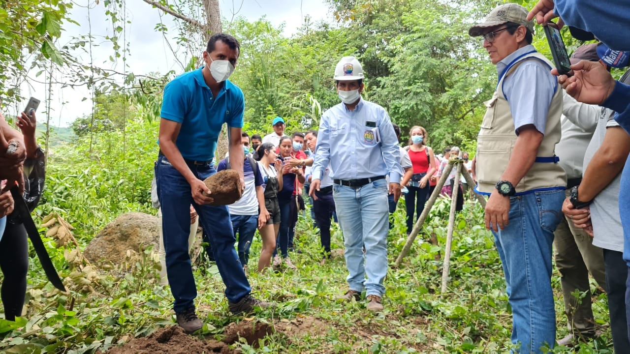 COLOCACIÓN DE LA 1ER PIEDRA DE LA CONSTRUCCIÓN DE LA CARRETERA Y PUENTE CARRÓZALE QUE UNE LOS CASERÍOS DE LA FLOR DE HUARANGO, MICHINAL Y MONTEGRANDE DE LA CAPILLA.