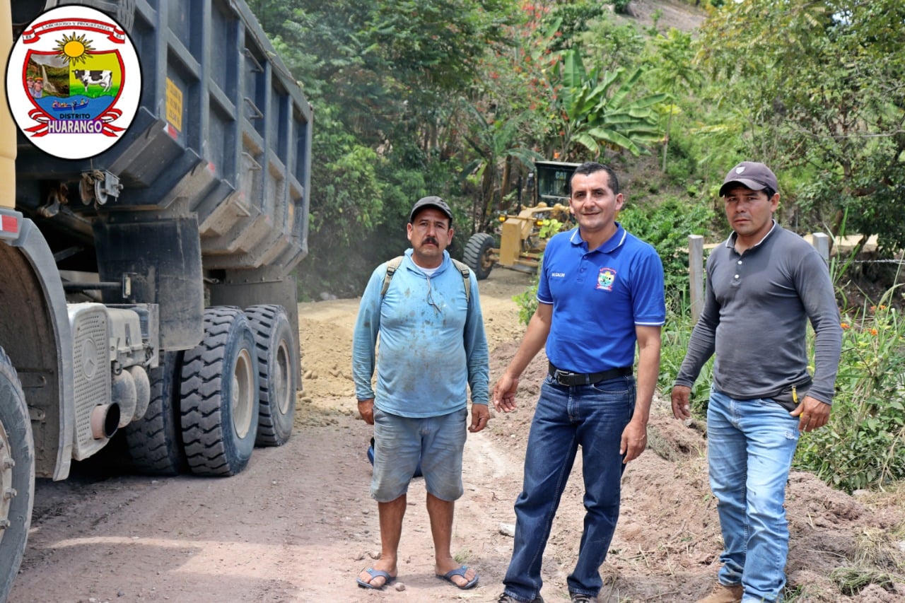 ALCALDE JOSE REYES FERNANDEZ QUISPE SUPERVISA TRABAJOS DE MANTENIMIENTO DE LA CARRETERA ZAPOTAL LA TOTORA
